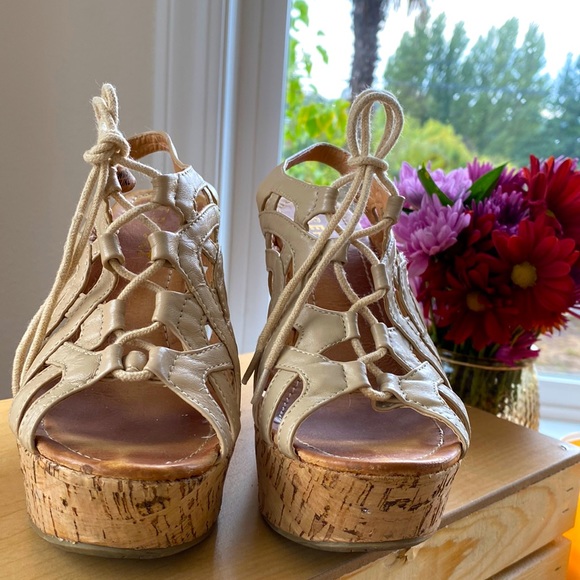 90s Tan wedges 🌻 - Picture 3 of 4